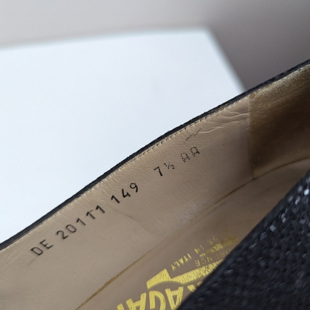Salvatore Ferragamo Black Leather Low Heel Pumps – Textured Dot Pattern – Sz 7aa - Picture 8 of 9